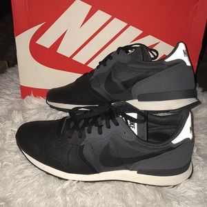 Nike Internationalist PRM SE